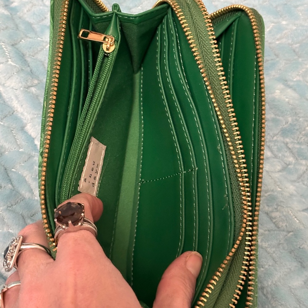 A New Day Green Croc Embossed Wallet Double Zip Accordion Gold Hardware Wristlet - Picture 12 of 15